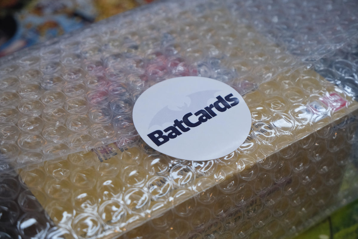 Box di One Piece imballato con pluriball ed etichetta con il logo di BatCards